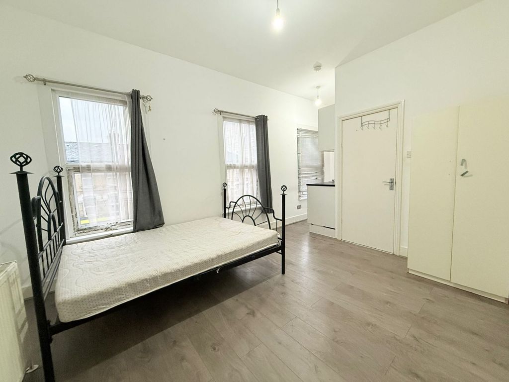 Property photo 1 of 6 Self Contained Studio Flat Close To Ilford Station- £1200 Pcm