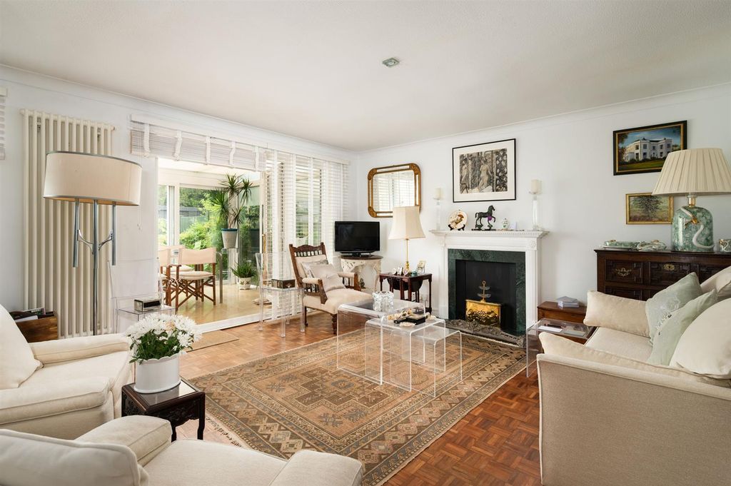 Property photo 3 of 14 Sitting Room