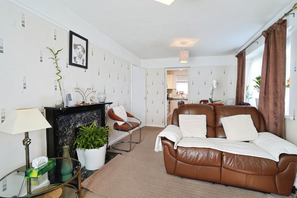 Property photo 3 of 14 Lounge