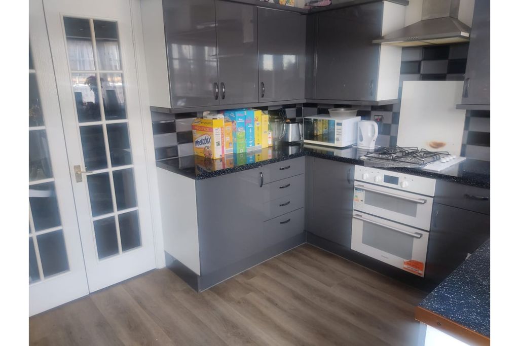 Property photo 3 of 10 Kitchen