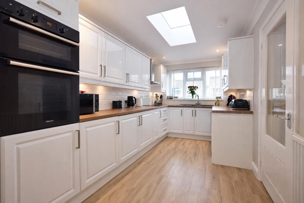 Property photo 2 of 16 Kitchen