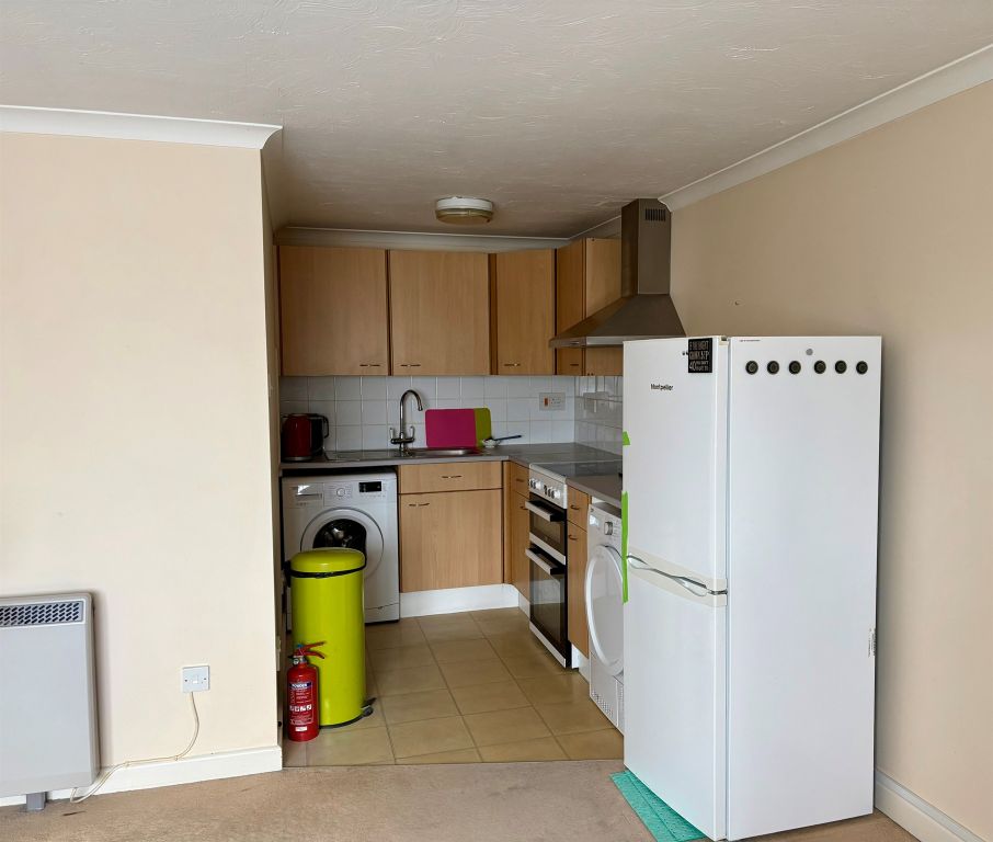 Property photo 2 of 7 Kitchen