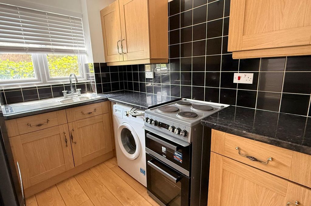 Property photo 3 of 11 Kitchen