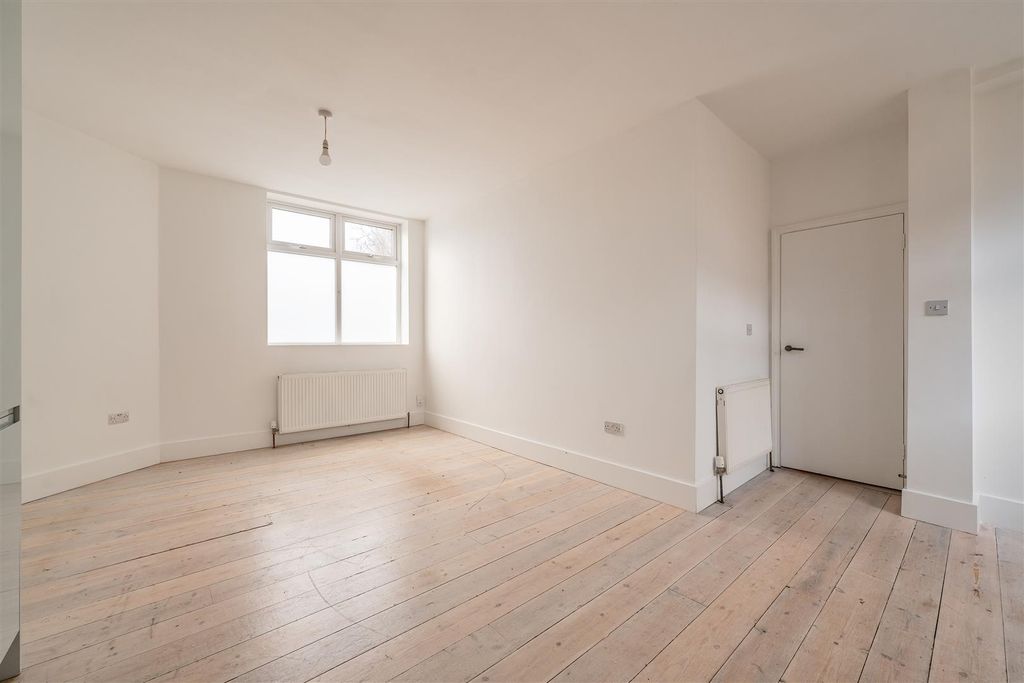 Property photo 3 of 14 Cemetery Road, E7