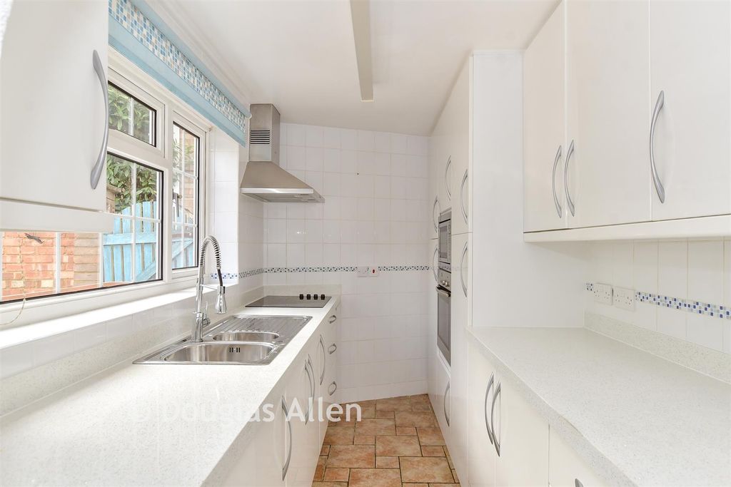 Property photo 3 of 20 Kitchen