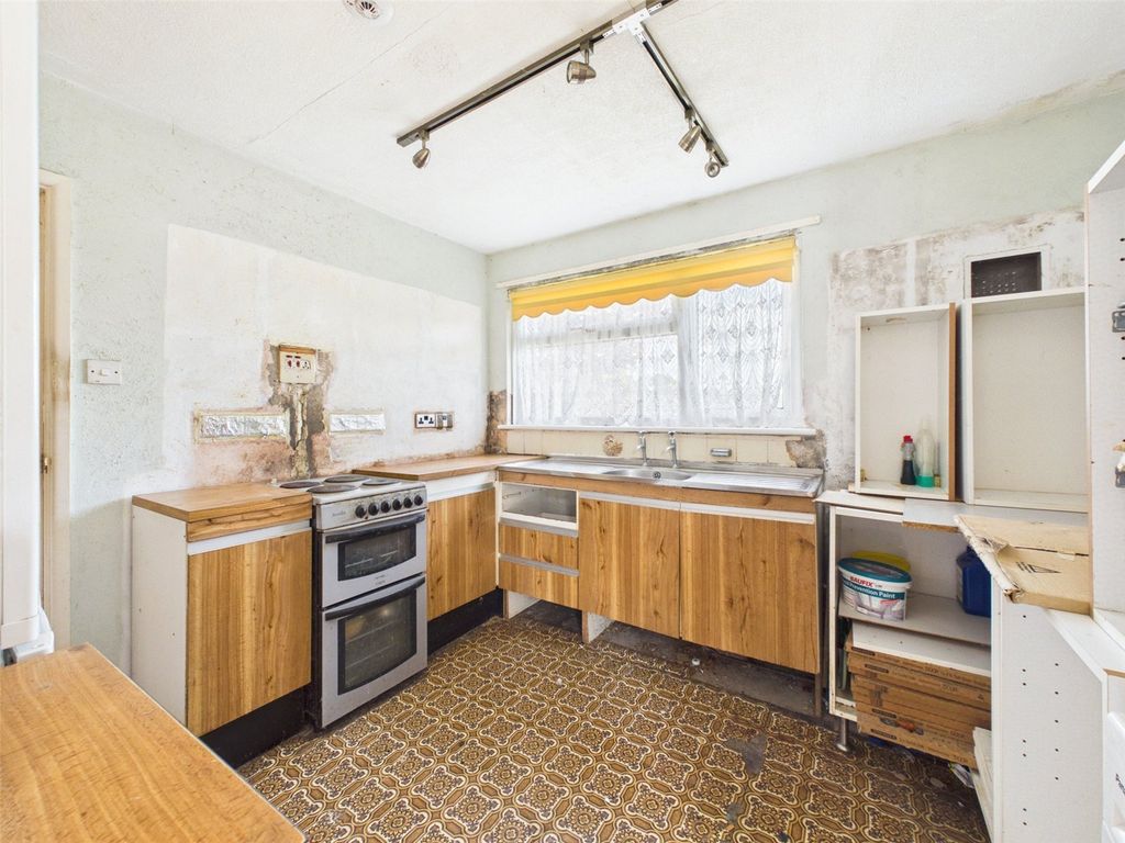 Property photo 2 of 11 Kitchen