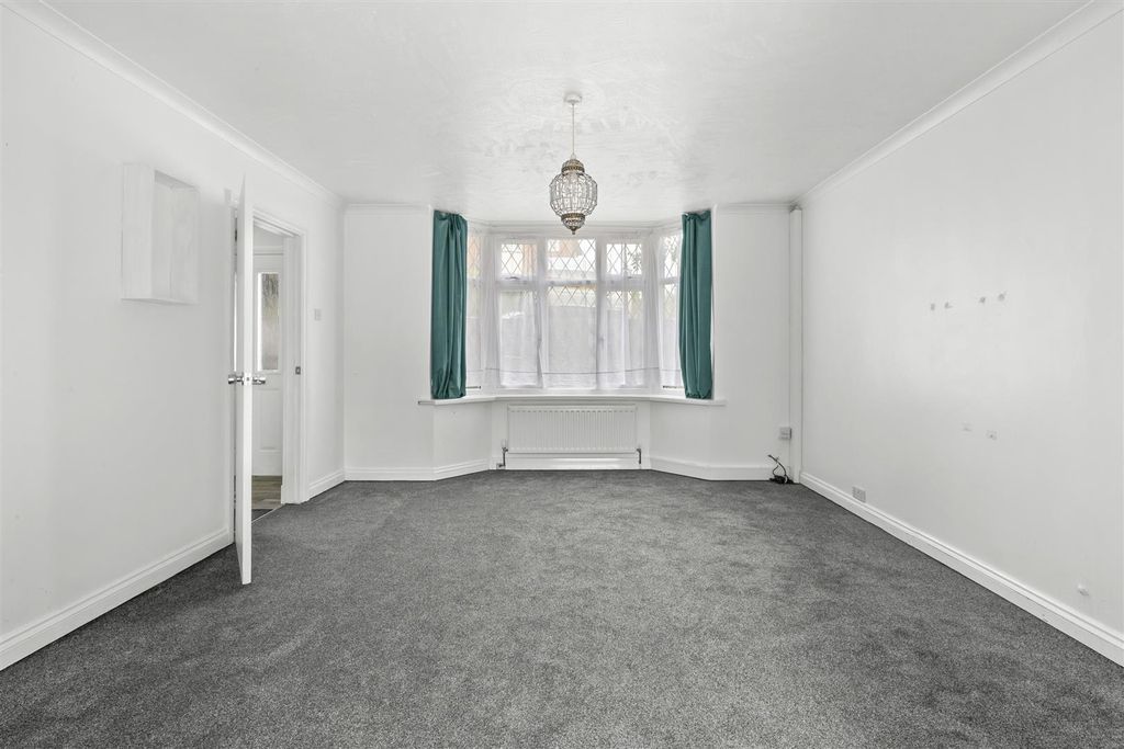 Property photo 3 of 15 Whitelands Road-8.Jpg