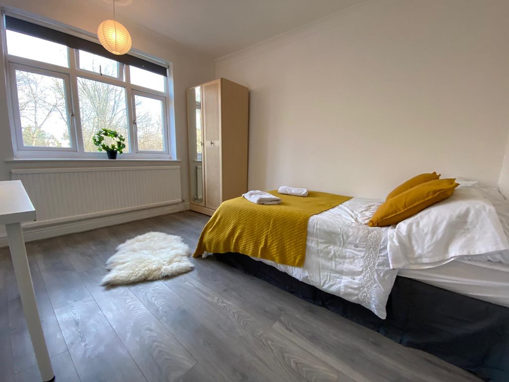 Property photo 2 of 15 Room 3- £735 Available 01/06/2026