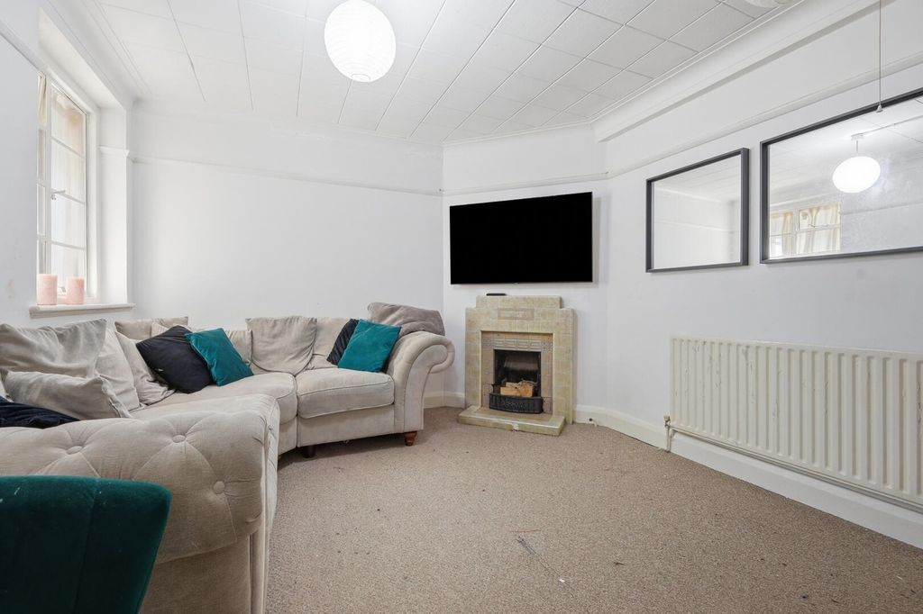 Property photo 1 of 13 Living Room