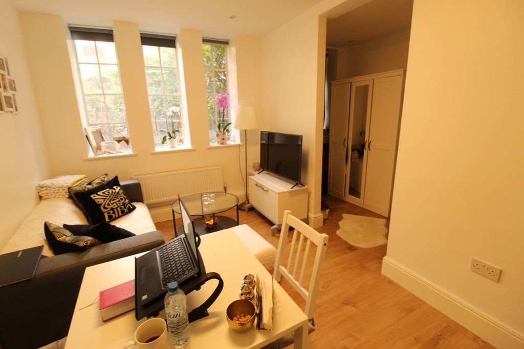 Property photo 1 of 7 Ground Floor One Bedroom Flat In Kilburn