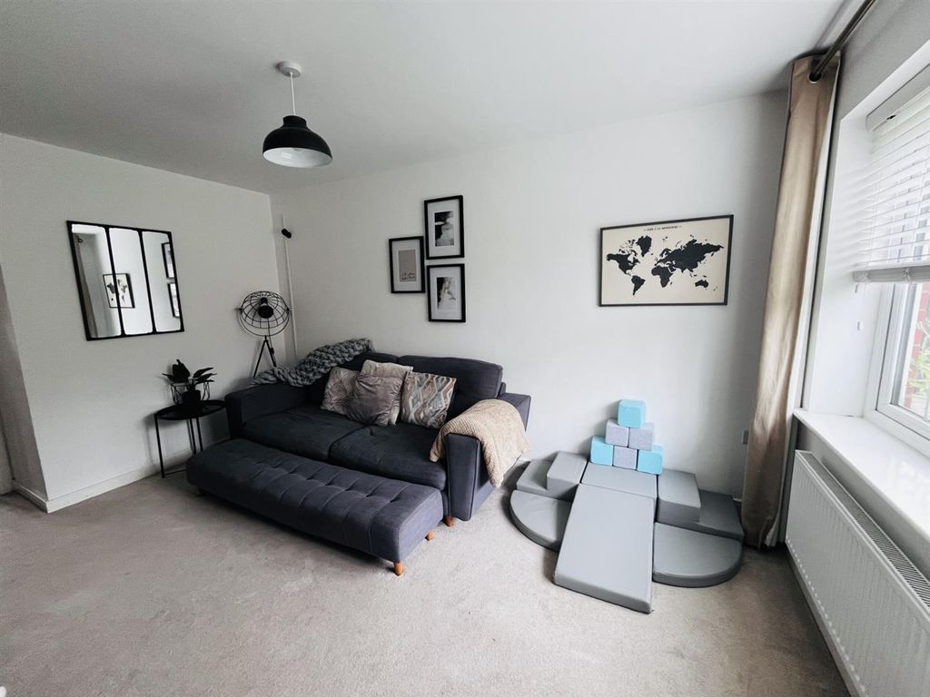 Property photo 3 of 22 15 Harrow Close - Living Room 2.Jpg