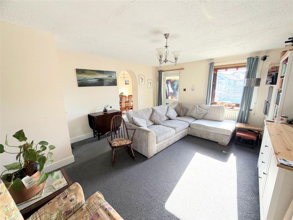 Property photo 3 of 23 Lounge