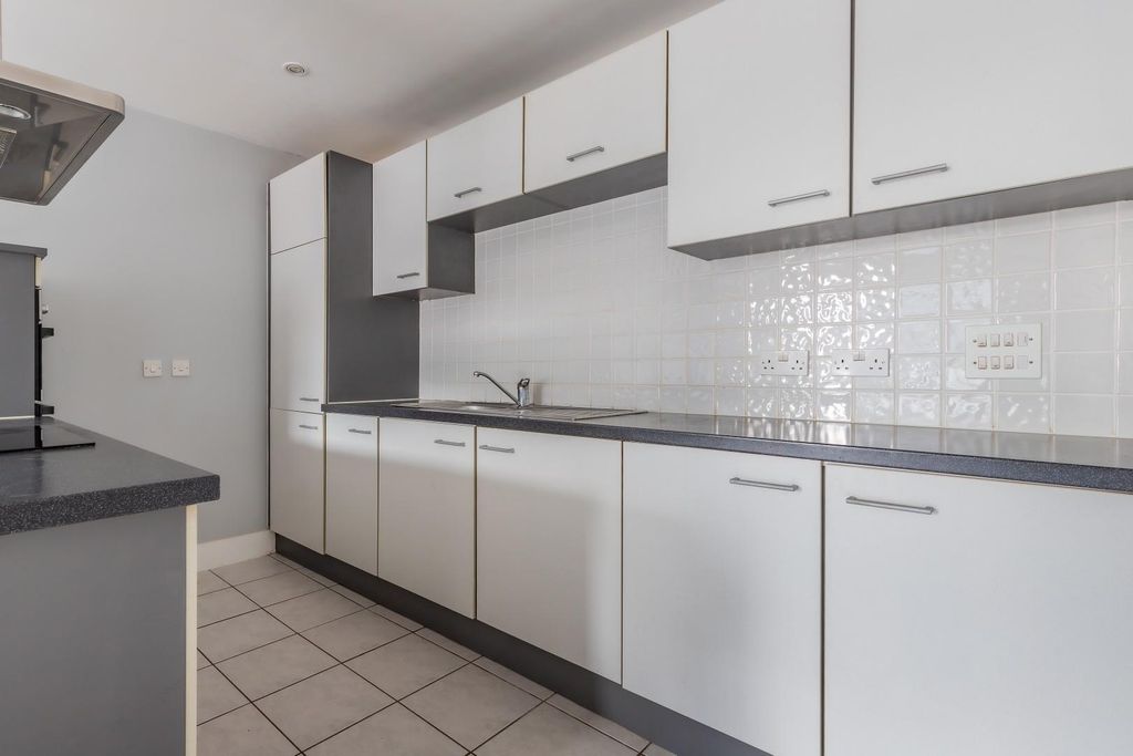 Property photo 3 of 14 13 Hartland House (4 Of 12).Jpg