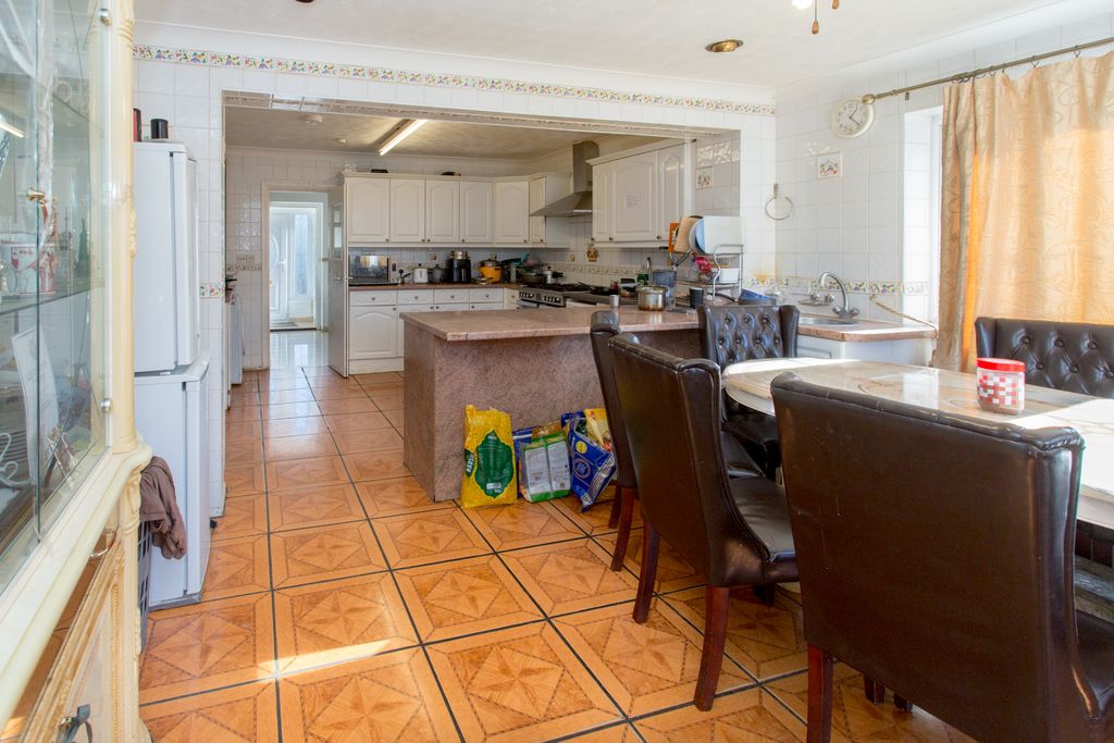 Property photo 3 of 21 11Montgomeryroad-205