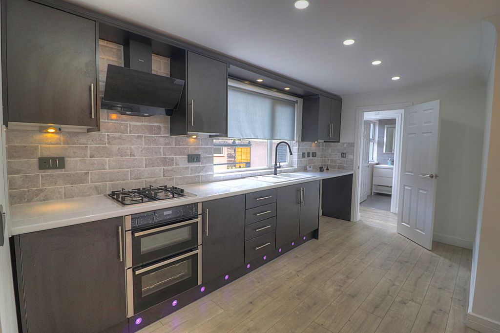 Property photo 3 of 11 Kitchen