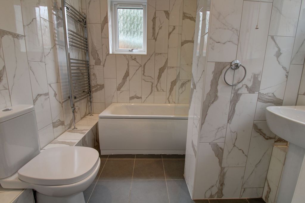 Property photo 2 of 12 Bathroom