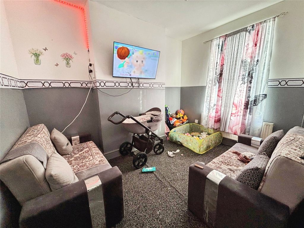 Property photo 2 of 8 Sitting Room