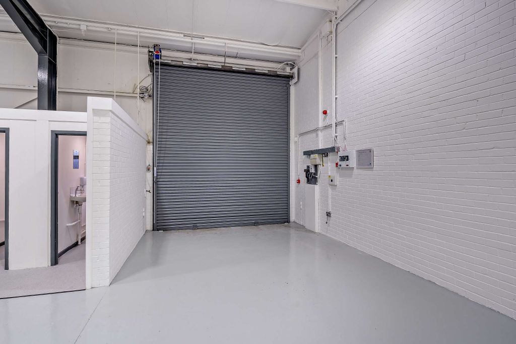 Property photo 3 of 14 8672297-Interior12-800