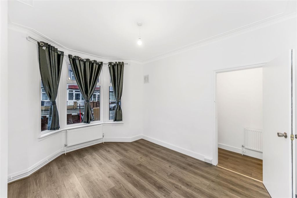 Property photo 3 of 19 15 Garner Road E17-10.Jpg