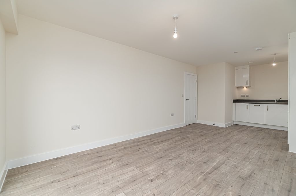 Property photo 3 of 13 Flat 76-3