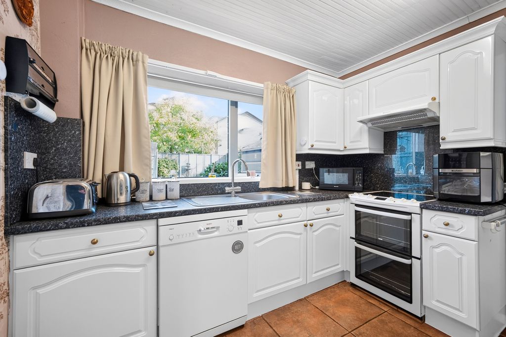 Property photo 3 of 19 Kitchen
