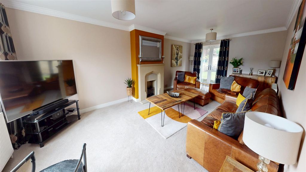 Property photo 3 of 28 Lounge