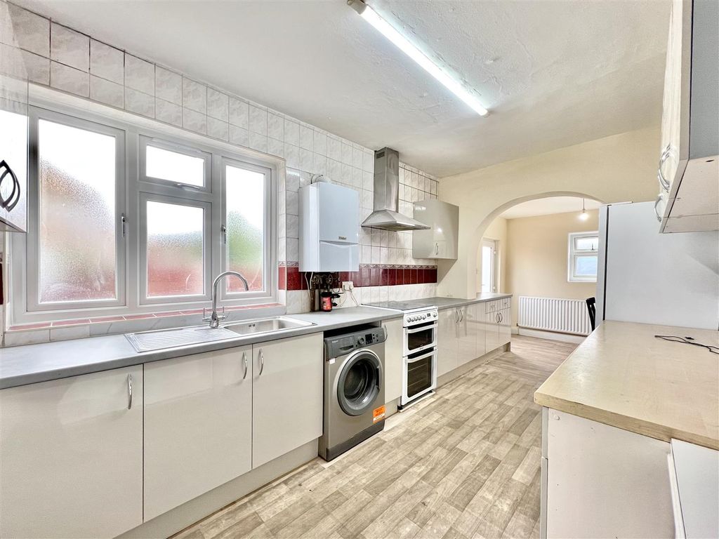 Property photo 2 of 12 Kitchen