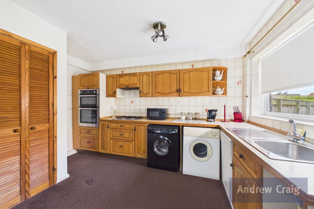 Property photo 3 of 16 Kitchen