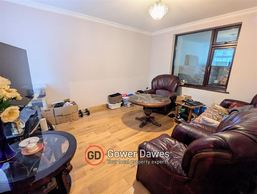 Property photo 3 of 16 Lounge
