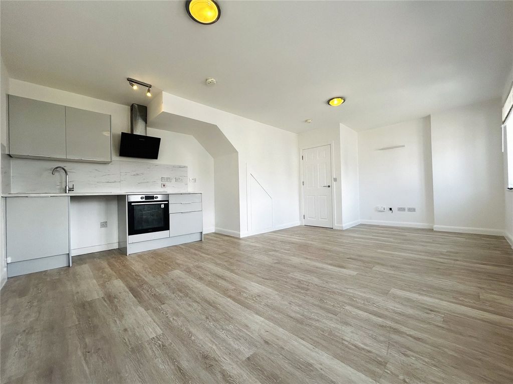 Property photo 2 of 10 Lounge Kitchenette