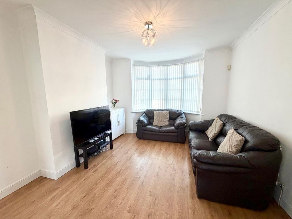 Property photo 3 of 14 Lounge