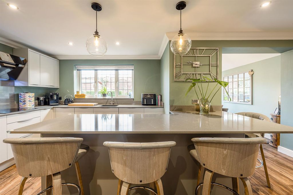 Property photo 2 of 28