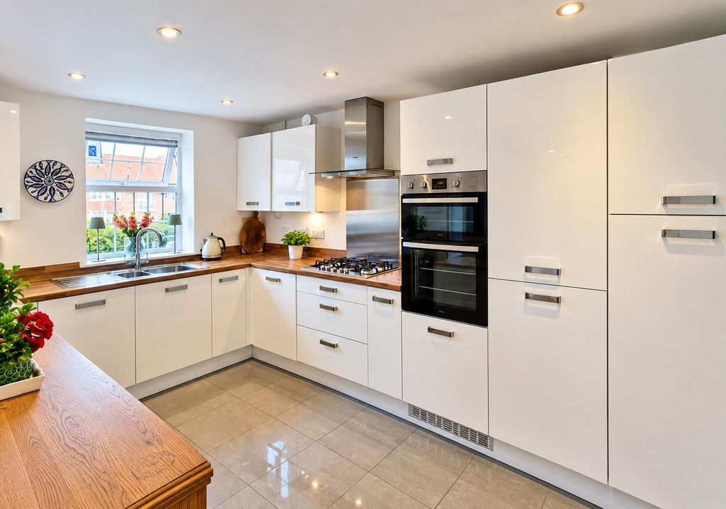 Property photo 2 of 23 Modern Fitted Kitchen