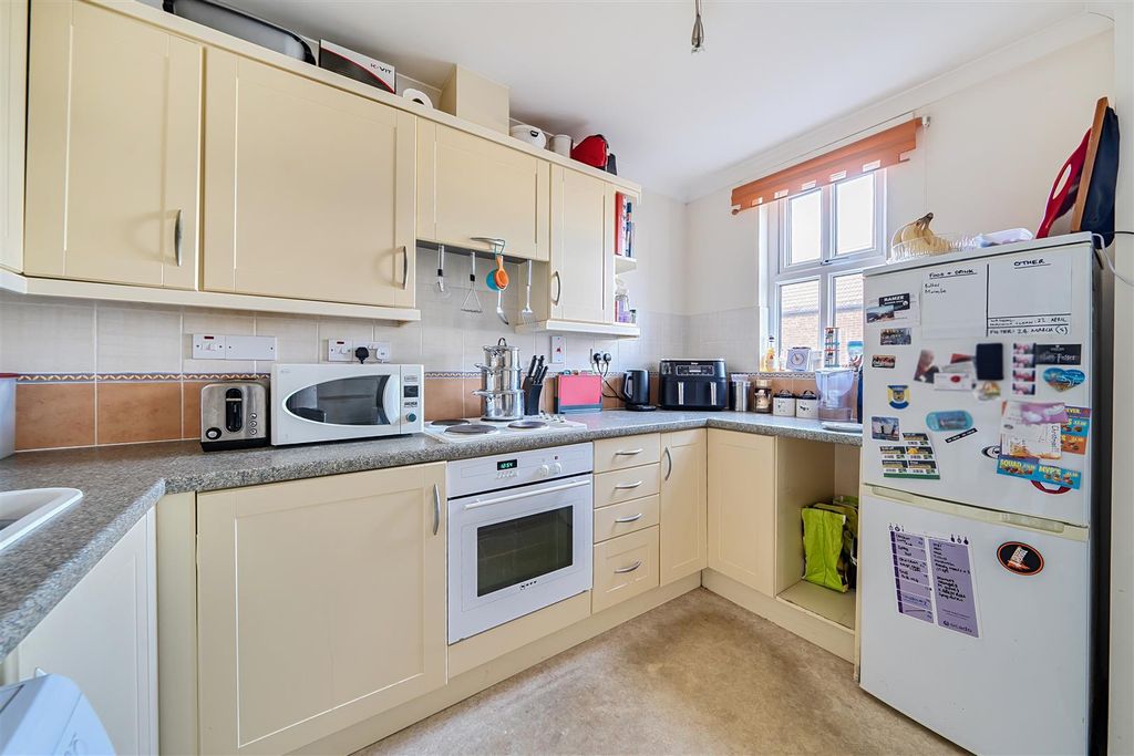 Property photo 3 of 8 Kitchen