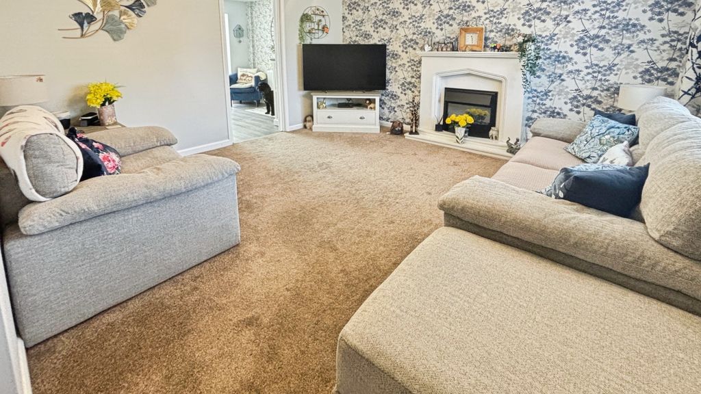 Property photo 3 of 16 Lounge
