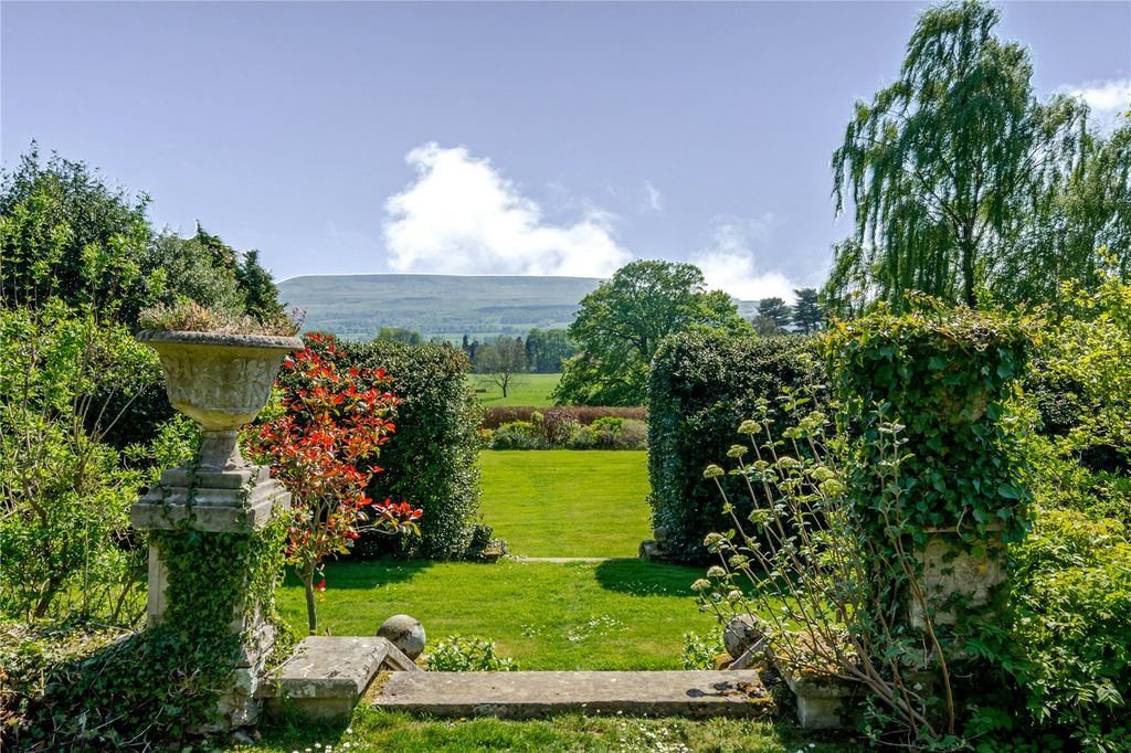 Property photo 3 of 31 Views