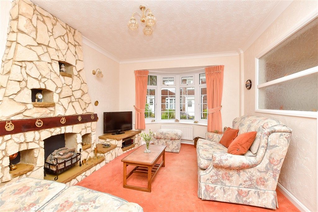 Property photo 3 of 10 Lounge