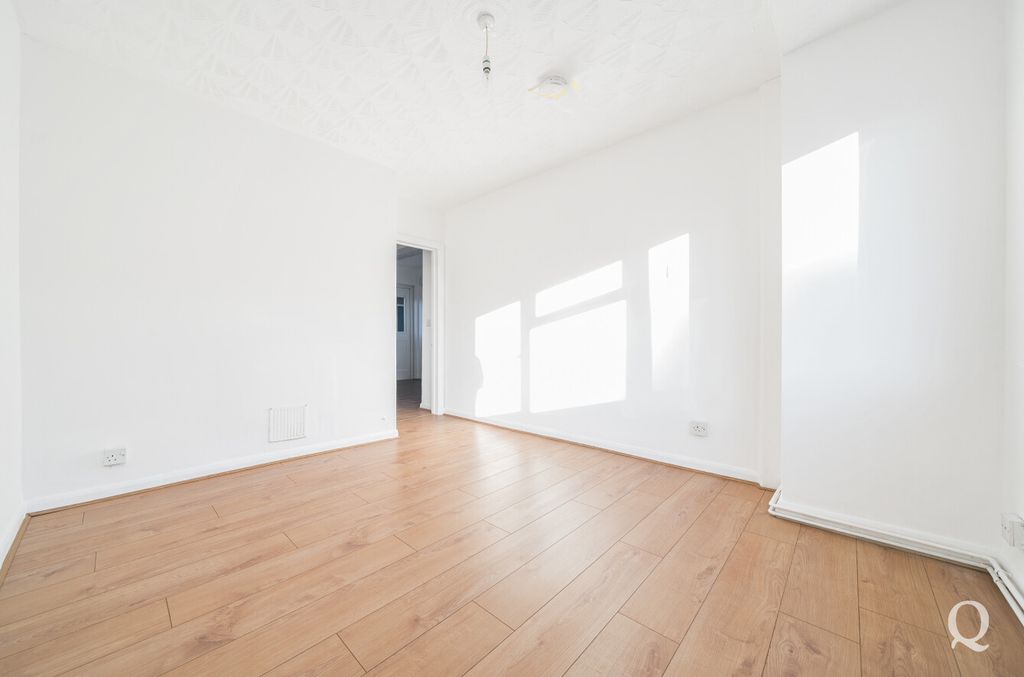 Property photo 3 of 20 00252A18-9365-463...