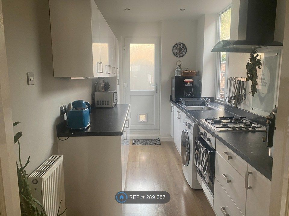 Property photo 3 of 10 Kitchen