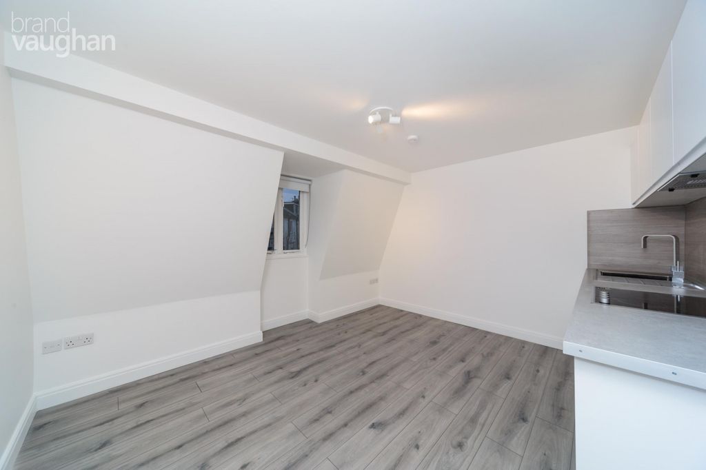 Property photo 3 of 6 Studio