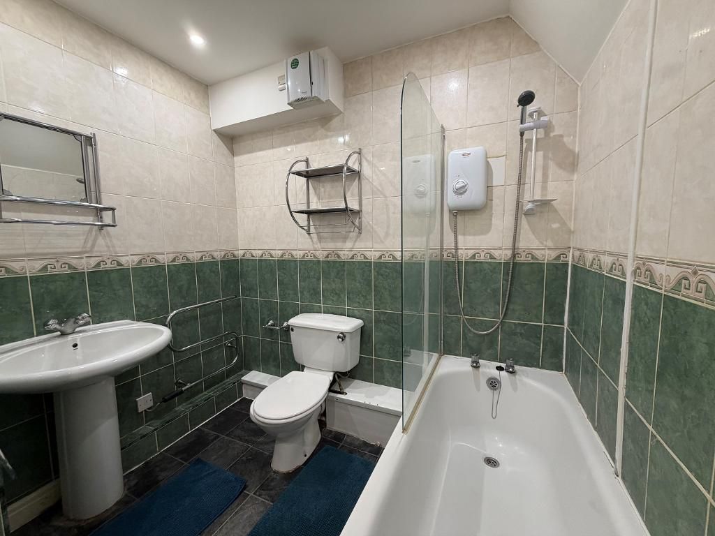 Property photo 3 of 9 Bathroom