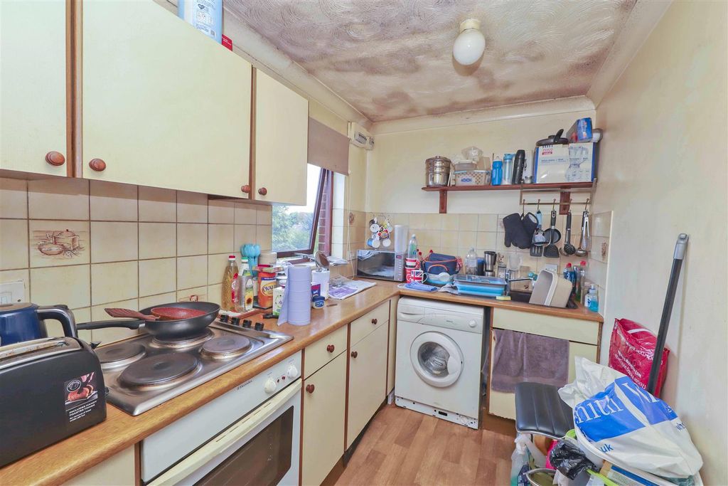 Property photo 3 of 7 Kitchen