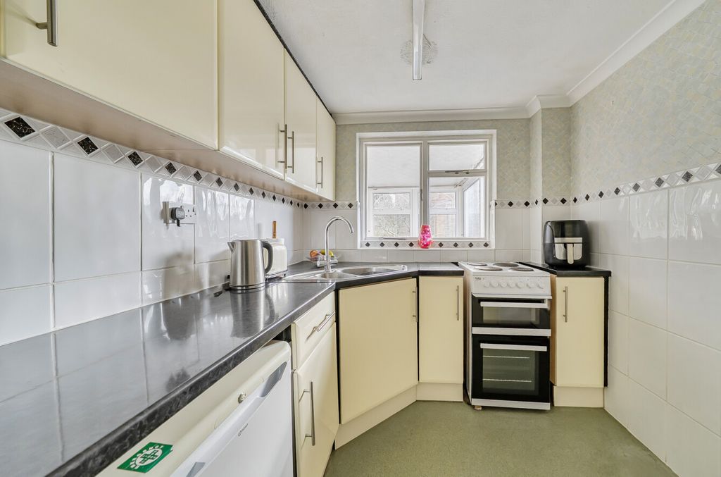 Property photo 3 of 16 1402228-10-696F81...