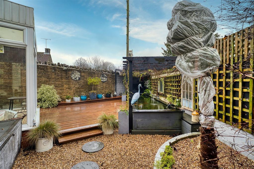 Property photo 2 of 11 Garden