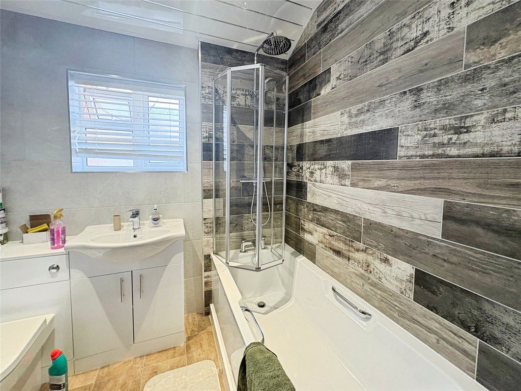 Property photo 2 of 10 Bathroom