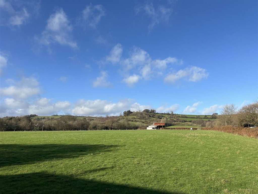 Property photo 2 of 11 Field View