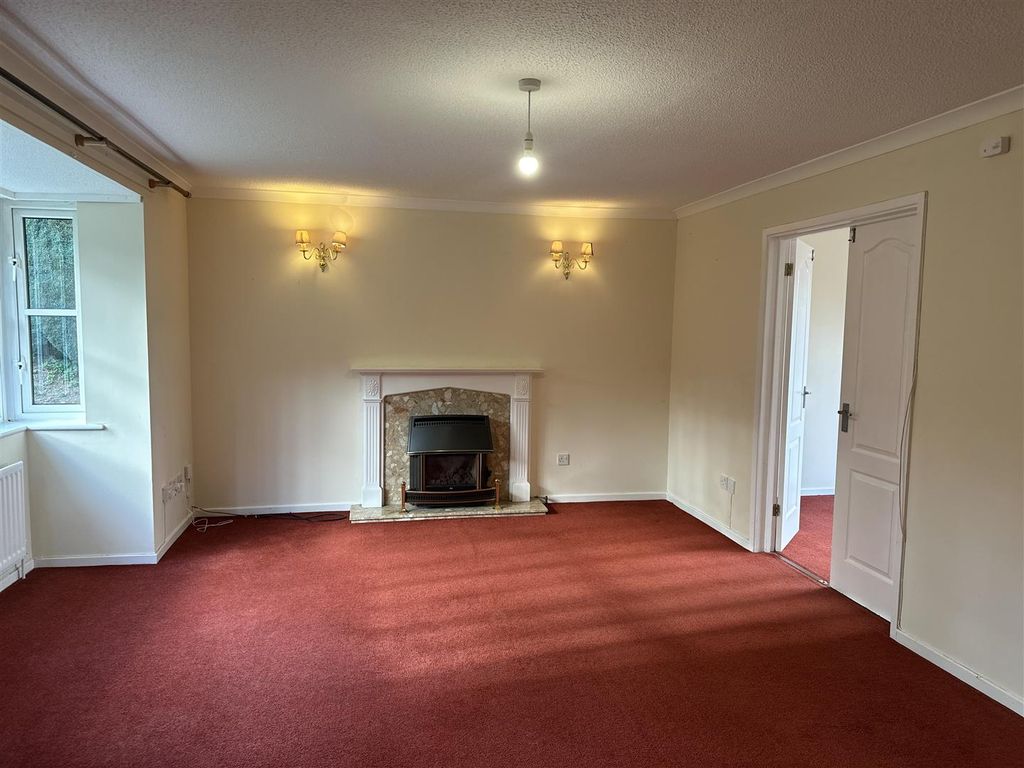 Property photo 3 of 9 43 S Lounge.Jpg