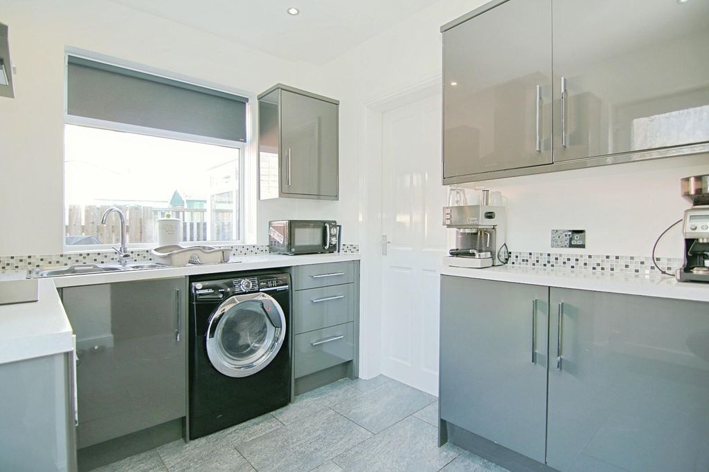 Property photo 3 of 25 Kitchen