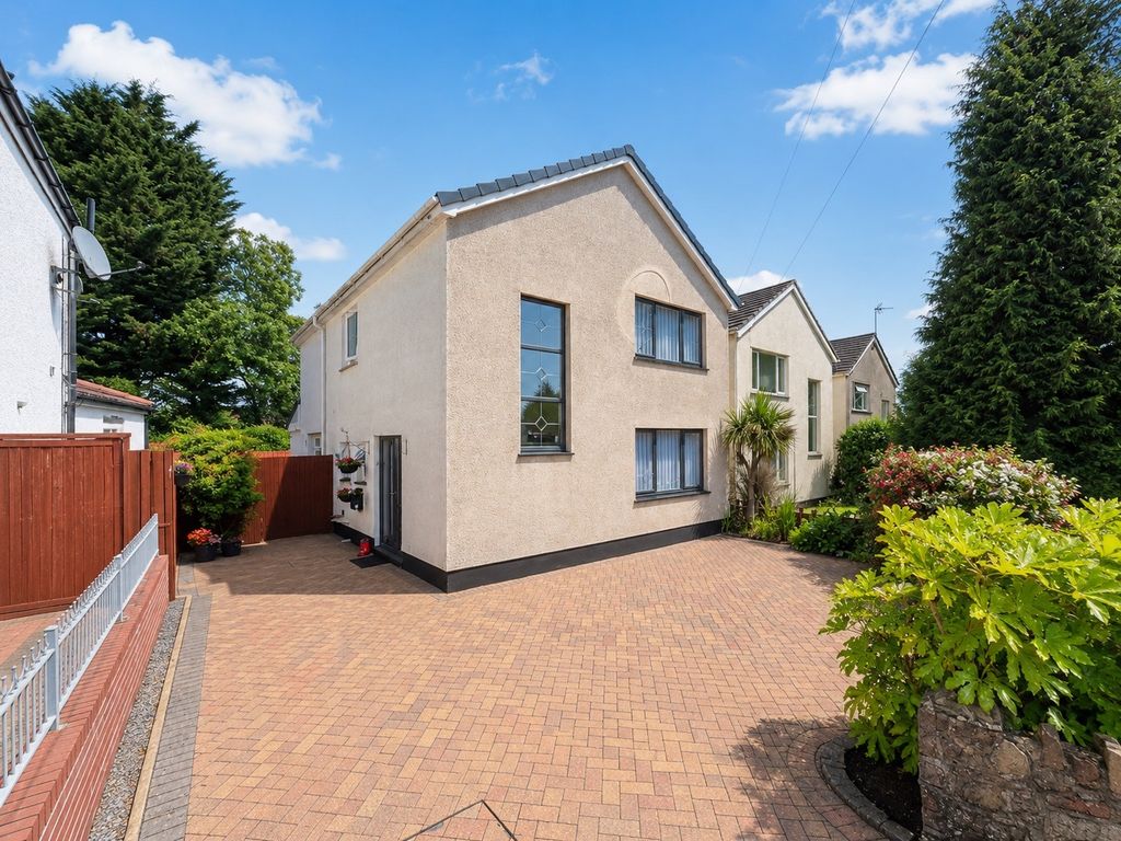 Property photo 1 of 22 Large 3 Bedroom Family Home With Stunning Gardens & Grounds