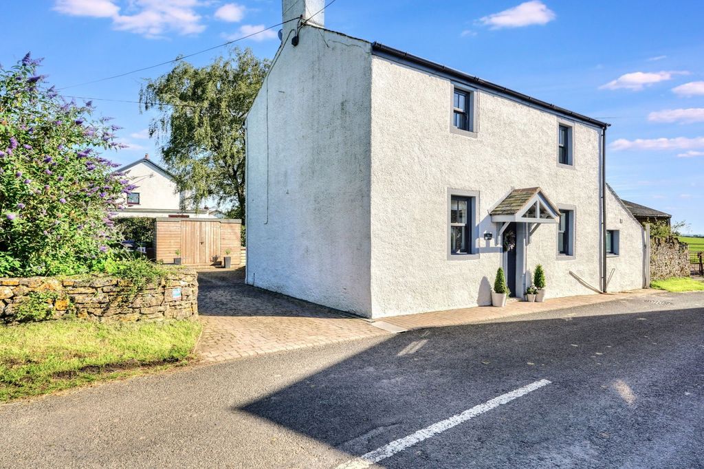 Property photo 2 of 33
